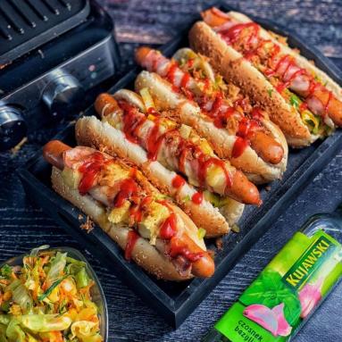 Hot dogi z grillowaną kiełbaską z boczkiem i serem żółtym
